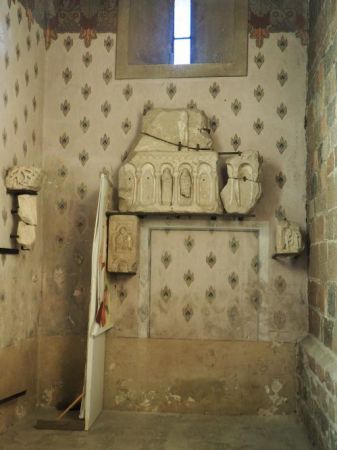 są elementy uposażenia i wystroju wiekowe - bo myśl o tym, że mogą mieć i po 800 lat - "to powala", ileż to pokoleń ? - kto tam bywał ? - kto je wykonał ?...