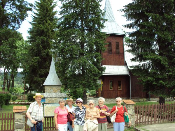 Obok kościoła pw. św.Józefa,poświęconego 7.07.1957r. Poprzedni - z 1927r. spłonął  podczas ataku lotniczego 22.09.1944r. przy wyzwalaniu wsi.