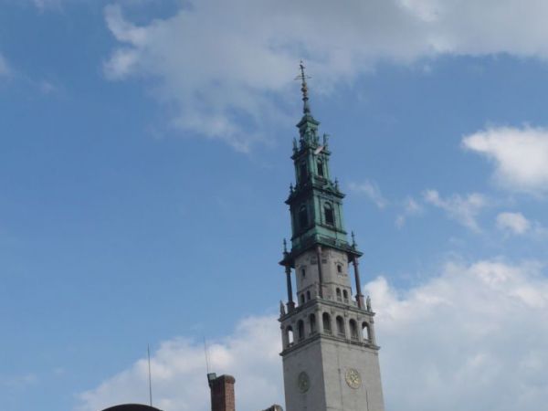 Widok na wieżę Bazyliki z murów obronnych.