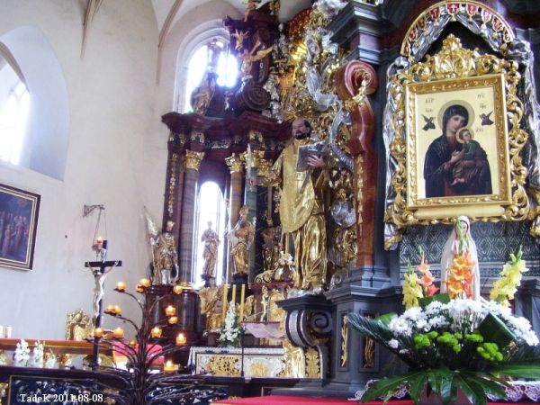 Fragment wnętrza Sanktuarium Maryjnego z widokiem bocznego ołtarza
