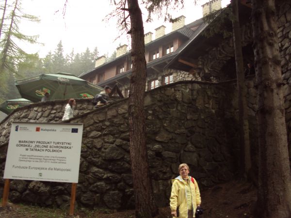 Przed schroniskiem na Polanie Chochołowskiej.