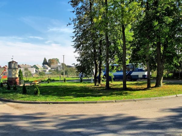 Centrum wsi Iwiczno z rondem i przystankiem PKS