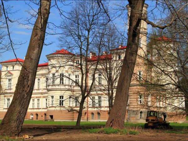 Pałac Lubomirskich w Przemyślu - Bakończycach .  Wybudowany w latach 1885–1887 przez księcia Hieronima Adama Lubomirskiego, według projektu Maksymiliana Nitscha