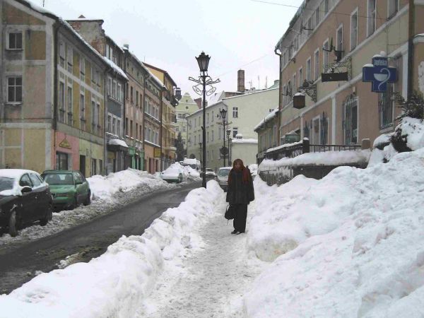 ŚNIEG ZASYPAŁ CAŁE MIASTO (LUTY 2010r.)
