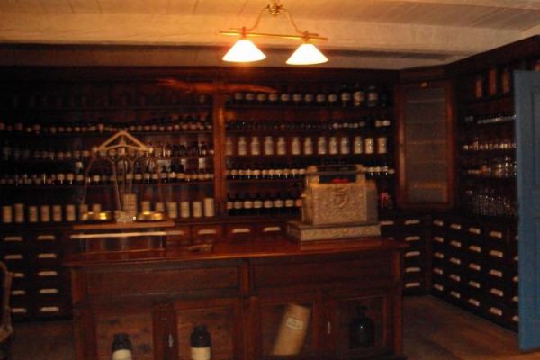 wnętrze apteki - w obiekcie przy Rynku Galicyjskim w skansenie sanockim.