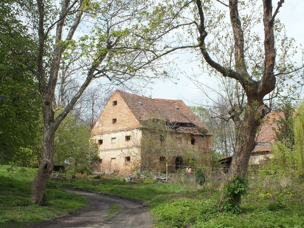Zrujnowany  budynek folwarczny ze śladami dawnej urody