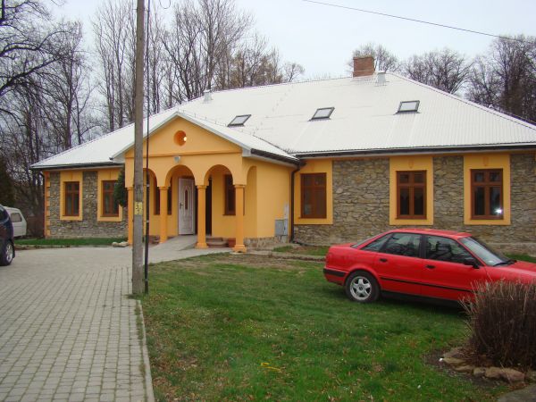 dworski budynek gospodarczy, później też mieszkanie kapelana, wzniesiony współcześnie z dworem.