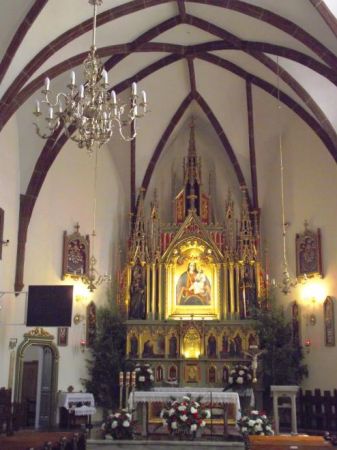 gotyckie prezbiterium ze sklepieniem sieciowym z XVw., w ołtarzu renesansowy obraz Matki Bożej z Dzieciątkiem z XVI wieku.