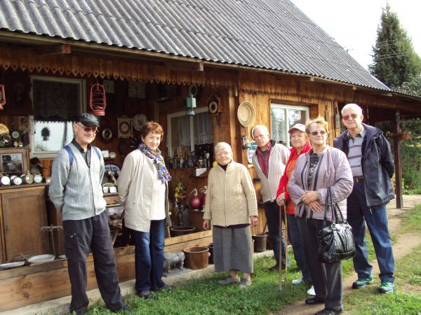 na skansenie u Tomka Kędry - na przysiółku Podlas, w środku: mama Tomka p.Anna.