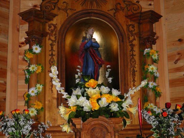 Ołtarz główny w kaplicy. W ołtarzu bardzo czczona figura Matki Bożej Niepokalanego Poczęcia z XVIII wieku.