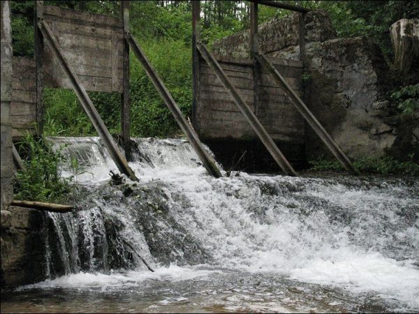 Młyn niestety rozpada się, a jeszcze kilka lat temu był czynny.