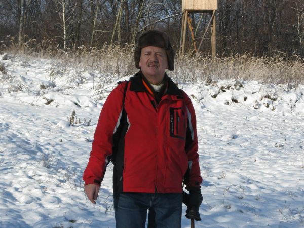 leśnym duktem, obok/przed jedną z licznych ambon myśliwskich.