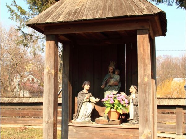 Drewniany kościół konstrukcji zrębowej pw. św. Sebastiana, wzniesiony w roku 1737. W roku 1980 był gruntownie odnawiany z całkowitą wymianą gontów. W  obrębie o