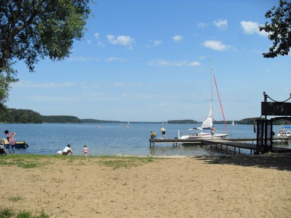Widok na jezioro Wdzydze z plaży w Borsku-Jeziornej