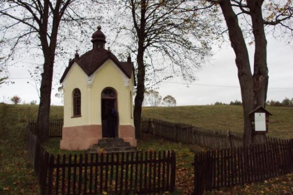 kapliczka - murowana, zabytkowa, odnowiona - milczący świadek pobożności pokoleń wiernych - tu akurat niegdyś mniejszości wyznawców obrządku  łacińskiego - to o