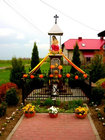 Kapliczka z figurą Jezusa Frasobliwego powstała w 1901 roku, a ufundował ją Adolf Nekanda-Trepka który był wujem Stefana Żeromskiego.