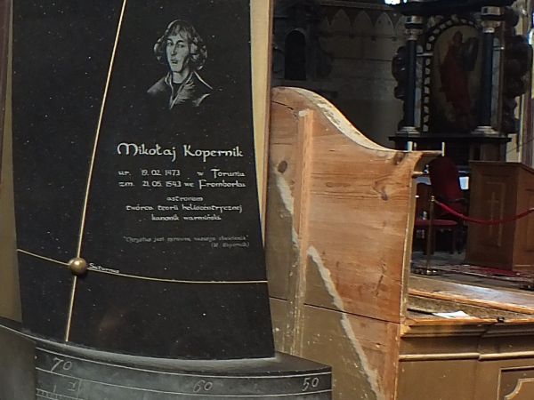 Grób Mikołaja Kopernika / pod przeszkloną  płytą posadzki /