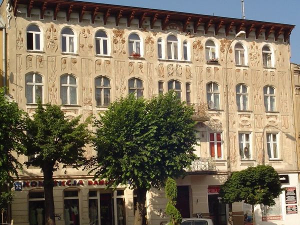 Ulica Wojska Polskiego 20, reprezentujący secesję płomienistą, niezwykle rzadko spotykaną, sądzę, że jest to najcenniejszy obiekt w Ełku.