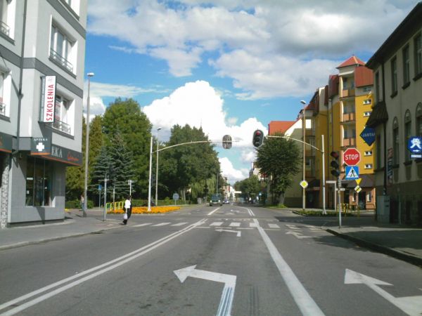 Skrzyżowanie Alei Wolności i ul. Armii Krajowej.