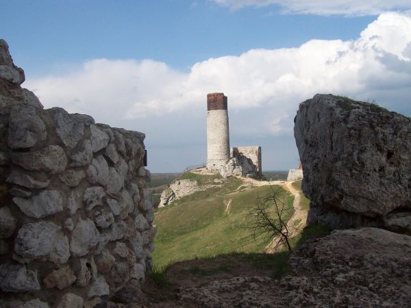 Zamek Olsztyn wzniesiony został na miejscu wczesnośredniowiecznego grodu, rozbudowany w latach 1349-59 z inicjatywy Kazimierza Wielkiego, dla obrony pogranicza