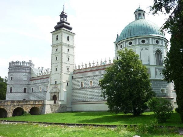 Jedna z najpiękniejszych rezydencji pałacowych w Polsce. Położona 10 km na południe od Przemyśla.  Zamek - pałac powstał w XVI wieku.  Przez kolejne lata rozbud