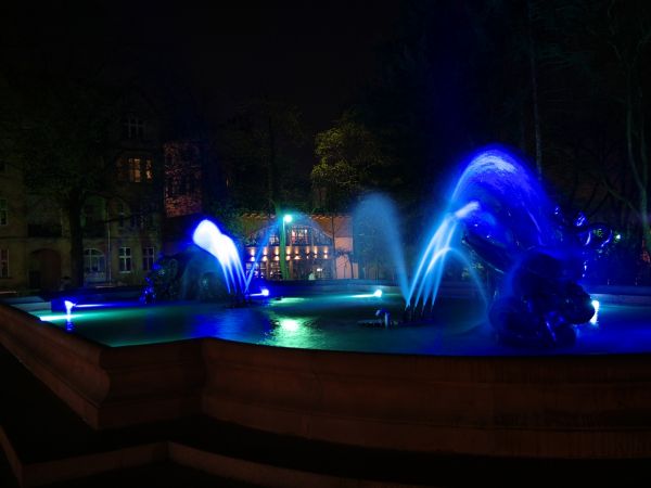 Bydgoszcz - Plac Wolności - odtworzona fontanna "Potop" z rzeźbami niedźwiedzicy oraz człowieka walczącego z wężem.