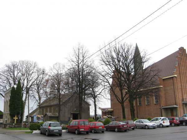 z parkingu: przed kościołami, ludzie pracowici - gospodarską rękę widać!