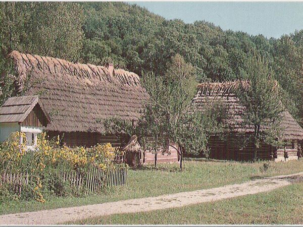 ze zbiorów prywatnych: pocztówka - fragment skansenu. Piątek, 16 września 2011r. - Rynek Galicyjski w sanockim skansenie otwiera swoje podwoje. Jesienią  1982r.
