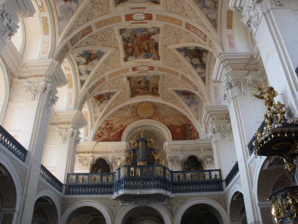 polichromia sufitowa, na emporze muzycznej znajduje się barokowy prospekt organowy z końca XVIII wieku, po prawej n/z ambona.