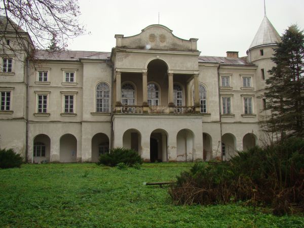 Pałac był siedzibą - w kolejnych czasach - różnych rodów. Był też kilkakrotnie przebudowywany. W XVIII wieku stanowił już własność znakomitego rodu Ostaszewskic