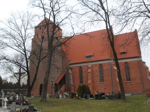 Kościół p.w Św. Michała Archanioła /dla bezpieczeństwa ruchu lotniczego pobliskiego lotniska wieża kościoła została obniżona/