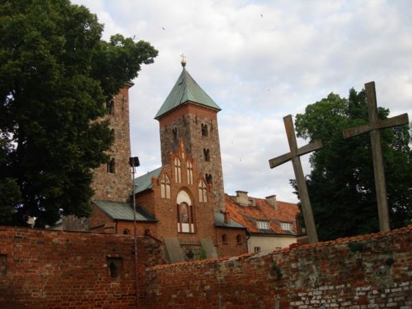 Kościół Zwiastowania Najświętszej Marii Panny, choć we właściwej swej bryle pochodzi z drugiej ćwierci XII w. i uznawany jest za bardzo cenny zabytek architektu