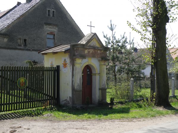 Kapliczka w Zadowicach /jest kilka przy głównej drodze/