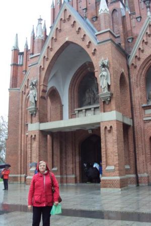 przy frontonie kościoła pw. Zmartwychwstania Pańskiego na Kalwarii Piekarskiej.