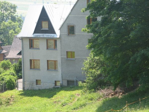 Budynek szkoły w Maruszynie Dolnej od strony północno - wschodniej w czerwcu 2008 roku.