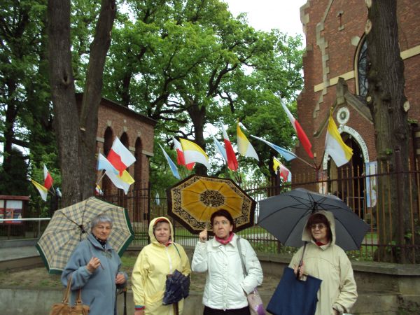 Kult męczennika św. Andrzeja Boboli odradza się i przyciąga do Strachociny wielu pielgrzymów. Na zdjęciu: przed odpustem - 16 maja - udekorowane otoczenie kości