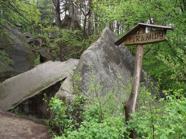 Rezerwat "Skamieniałe Miasto" - formacja skalna : Piramidy.