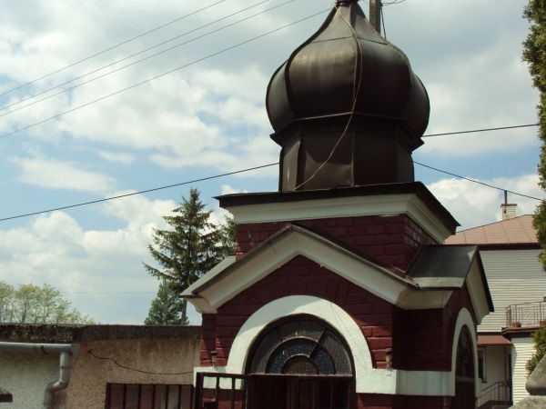 tak - to kapliczka przydrożna ! czy w takiej bryle są jeszcze gdzie indziej ? - to styl soboru bizantyjskiego, polecam galerię m. Wróblik Królewski - a tam cerk