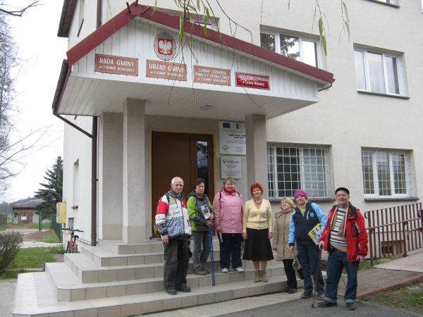 na zdjęciu w środku: pani sekretarz gminy - nas przyjęła, folderami obdzieliła i dużo - dużo ! w terenie nam pomogła - dziękujemy !