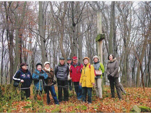 nad przysiółkiem "Przykopy" na zalesionym szczycie Sobia - 520m npm wędrujemy obok kolejnego drewnianego krzyża - wyrazem wiary ludu.