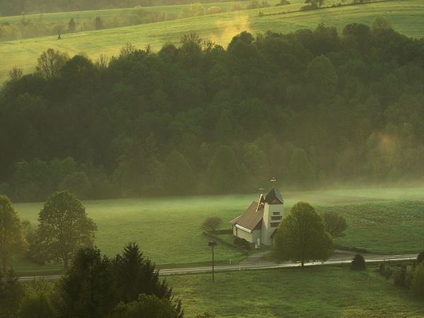 Kościół, z którym wiąże się znaczące wydarzenie w historii Nowosiółek.  W 1975r. wbrew ówczesnej władzy został wybudowany w ciągu jednej nocy na polu kukurydzy