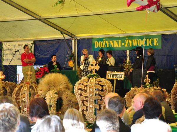 Gminne dożynki 2010. Korony żniwne w Żywocicach.