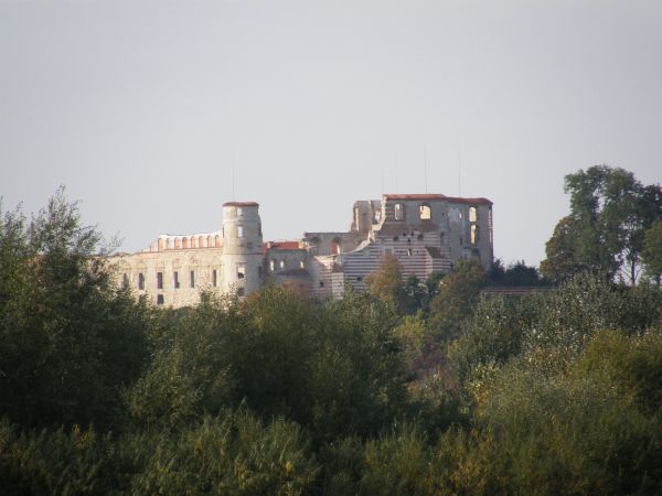 Widok ze statku na zamek w Janowcu