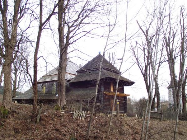 cerkiew doczekała się remontu - a roboty tu co niemiara, a to przy drodze na trasie : Ustrzyki Dolne - Przemyśl względnie : Ukraina - przejście graniczne drogow