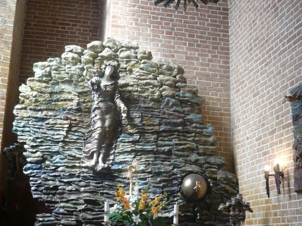 Po prawej stronie od głównego wejścia piękna kaplica adoracji Najświętszego Sakramentu.