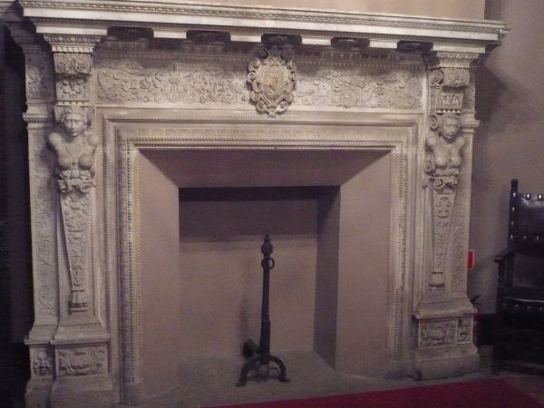 Ciekawym elementem wyposażenie są kominki na zdjęciu jeden z ładniejszych.