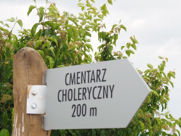 oznaczenia na ścieżce edukacyjno-historycznej - dziękujemy, wprawdzie zbocze góry jest odkryte i łatwo trafić i jest bliżej niż tu podano.