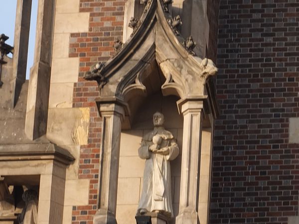 Figura św. Zygmunta Gorazdowskiego na południowej wieży katedry wrocławskiej, umieszczona tam 22 marca 2010 r. Figura została wykonana z piaskowca, waży ok. 400