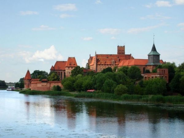 Zamek krzyżacki w Malborku (niem. Ordensburg Marienburg) - trzyczęściowa twierdza obronna w stylu gotyckim. Pierwotna nazwa zamku brzmiała Marienburg, czyli Gró