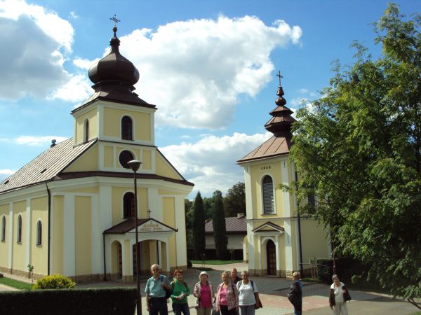 Dawna cerkiew gr.-katolicka pw. św. Jana Złotoustego, od 1946r. kościół rzymsko-katolicki. Obiekt w stylu klasycystycznym. Obok kościoła dzwonnica, również klas